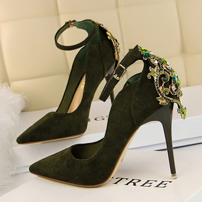 Modern velúr cipő, sarokkövekkel díszítve