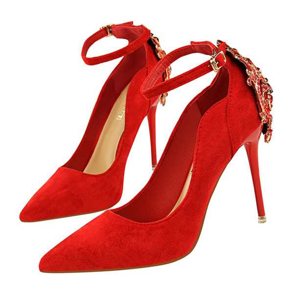 Modern velúr cipő, sarokkövekkel díszítve