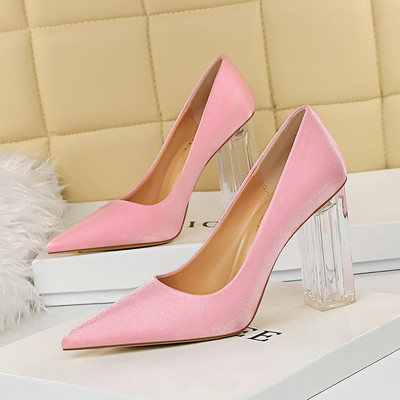 Aktuális női cipő hegyes modell átlátszó sarokkal