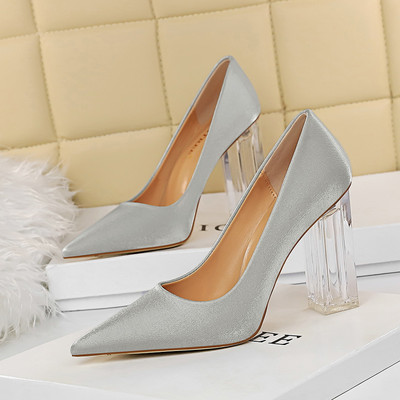 Aktuális női cipő hegyes modell átlátszó sarokkal