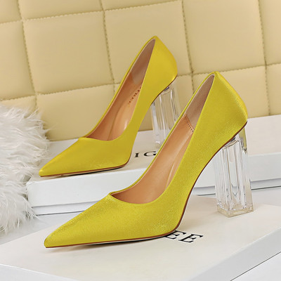 Aktuális női cipő hegyes modell átlátszó sarokkal