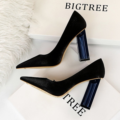 Aktuális női cipő hegyes modell átlátszó sarokkal