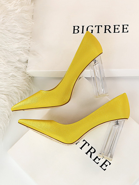 Aktuális női cipő hegyes modell átlátszó sarokkal