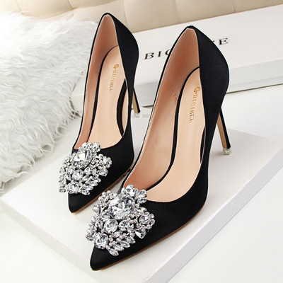 Elegáns szatén cipő kövekkel