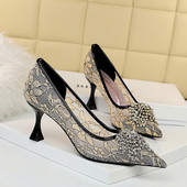 Modern női cipő csipkével, 3D díszítéssel