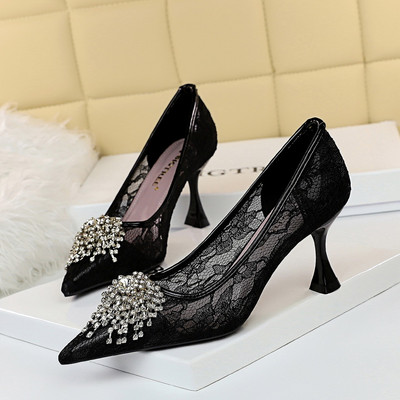 Modern női cipő csipkével, 3D díszítéssel