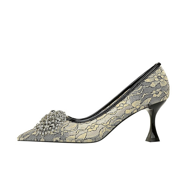 Modern női cipő csipkével, 3D díszítéssel