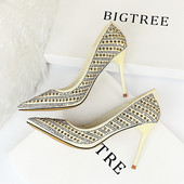 Új női cipőmodell fém elemekkel és magassarkúval