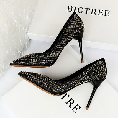 Új női cipőmodell fém elemekkel és magassarkúval