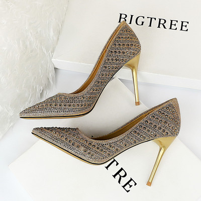 Új női cipőmodell fém elemekkel és magassarkúval