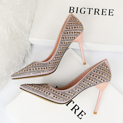 Új női cipőmodell fém elemekkel és magassarkúval