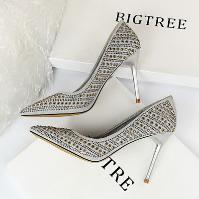 Új női cipőmodell fém elemekkel és magassarkúval