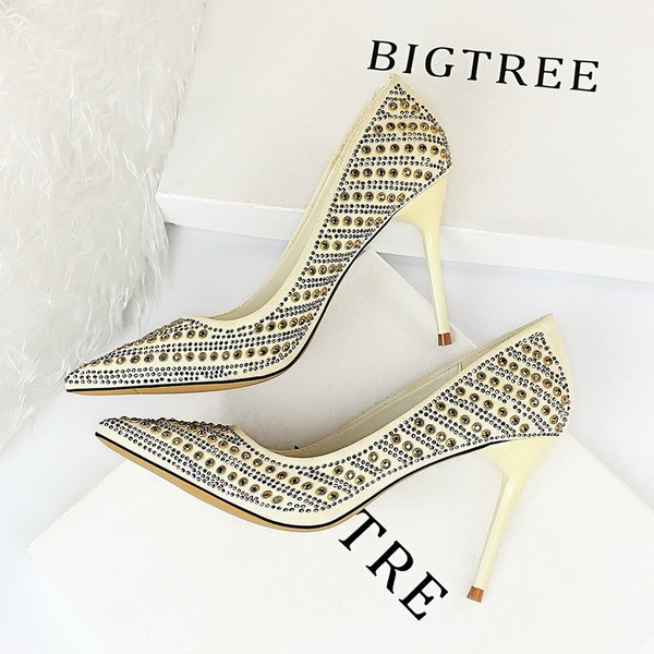 Új női cipőmodell fém elemekkel és magassarkúval