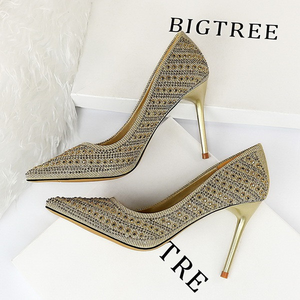 Új női cipőmodell fém elemekkel és magassarkúval