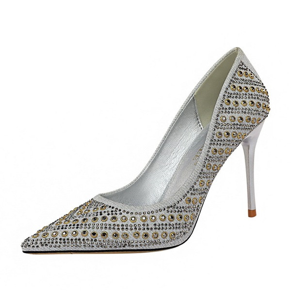 Új női cipőmodell fém elemekkel és magassarkúval