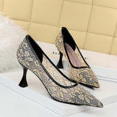 Modern női cipő csipkével és 7,5 cm-es sarokkal