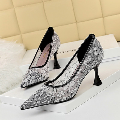 Modern női cipő csipkével és 7,5 cm-es sarokkal