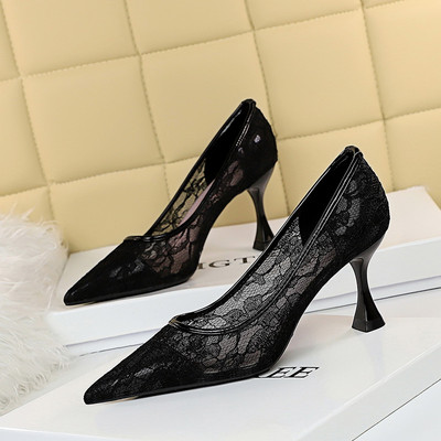 Modern női cipő csipkével és 7,5 cm-es sarokkal