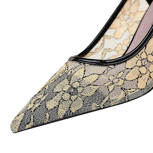 Modern női cipő csipkével és 7,5 cm-es sarokkal