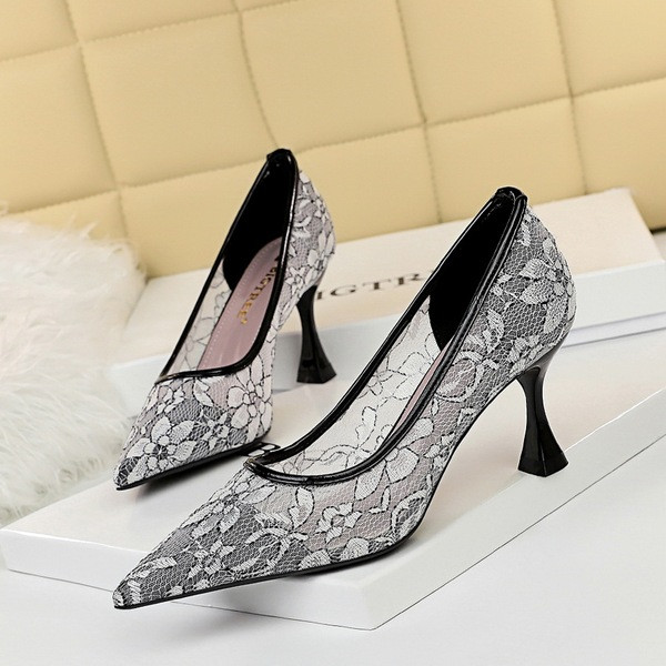 Modern női cipő csipkével és 7,5 cm-es sarokkal