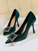 Elegáns női cipő magassarkúval, fém díszítéssel