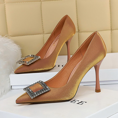 Elegáns női cipő magassarkúval, fém díszítéssel