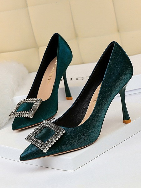 Elegáns női cipő magassarkúval, fém díszítéssel
