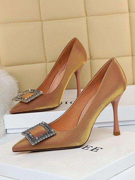 Elegáns női cipő magassarkúval, fém díszítéssel
