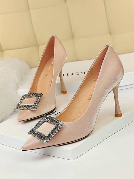 Elegáns női cipő magassarkúval, fém díszítéssel