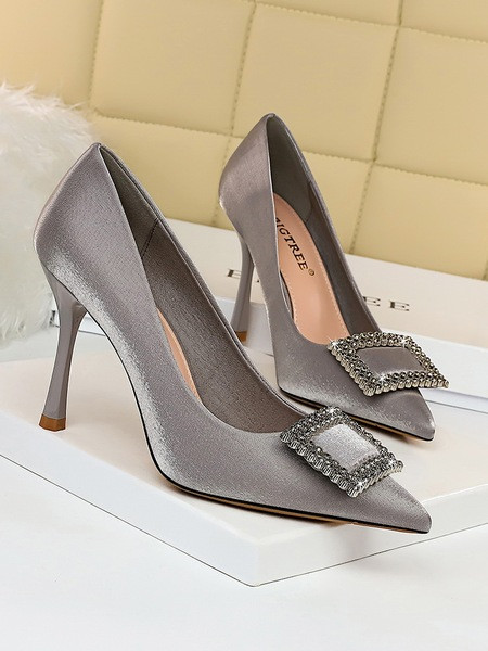 Elegáns női cipő magassarkúval, fém díszítéssel