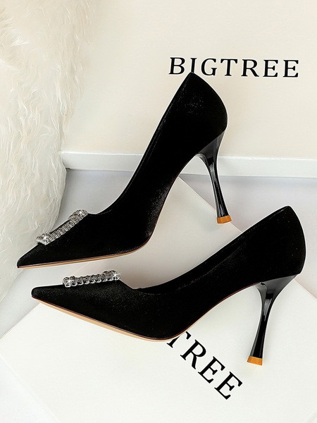 Elegáns női cipő magassarkúval, fém díszítéssel