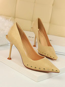 Stílusos női cipő hegyes modell öko bőrből, magassarkúval és fém elemekkel