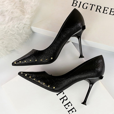 Stílusos női cipő hegyes modell öko bőrből, magassarkúval és fém elemekkel