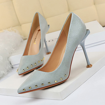 Stílusos női cipő hegyes modell öko bőrből, magassarkúval és fém elemekkel