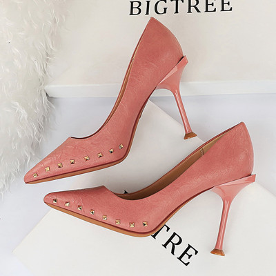 Stílusos női cipő hegyes modell öko bőrből, magassarkúval és fém elemekkel