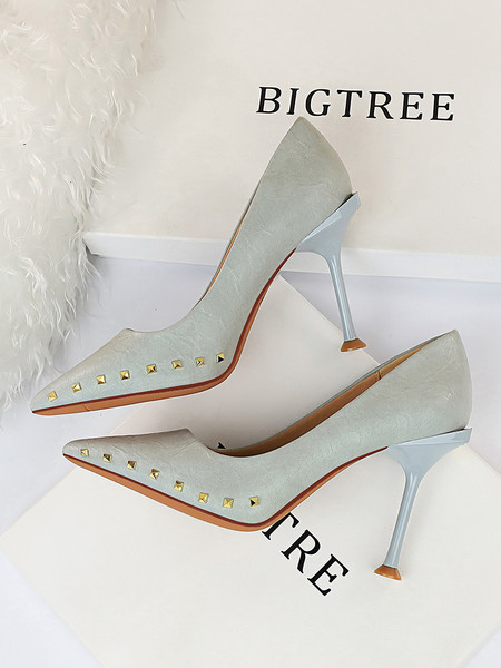 Stílusos női cipő hegyes modell öko bőrből, magassarkúval és fém elemekkel