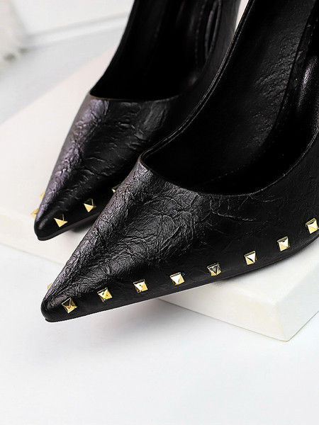 Stílusos női cipő hegyes modell öko bőrből, magassarkúval és fém elemekkel