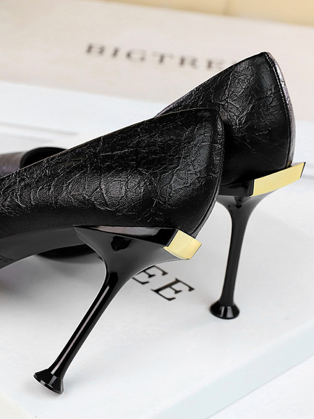 Stílusos női cipő hegyes modell öko bőrből, magassarkúval és fém elemekkel