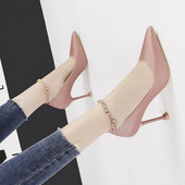 Női bőrcipő magassarkúval és csattal