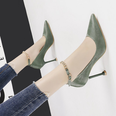 Női bőrcipő magassarkúval és csattal