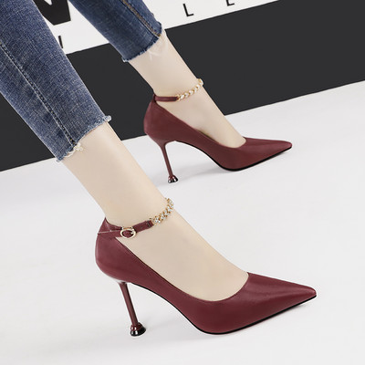 Női bőrcipő magassarkúval és csattal