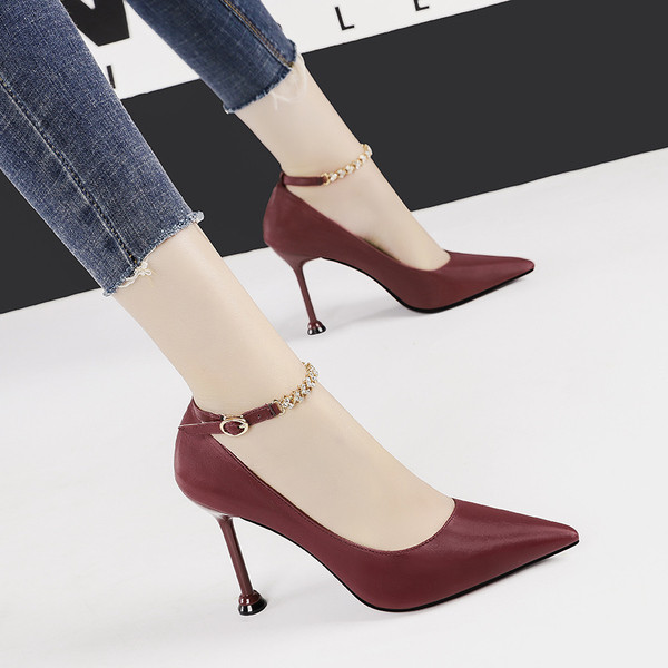 Női bőrcipő magassarkúval és csattal