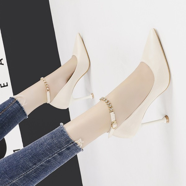 Női bőrcipő magassarkúval és csattal