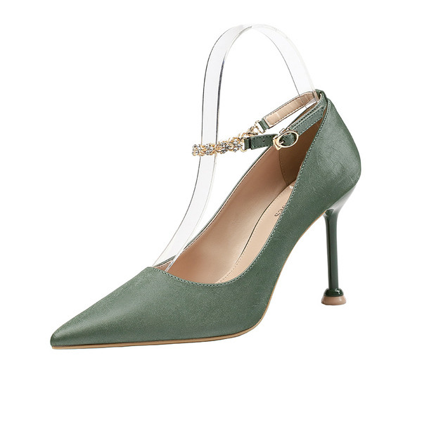 Női bőrcipő magassarkúval és csattal