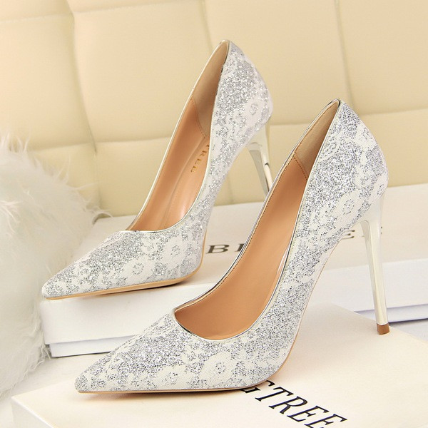 Új modell női cipő hegyes modell magassarkúval