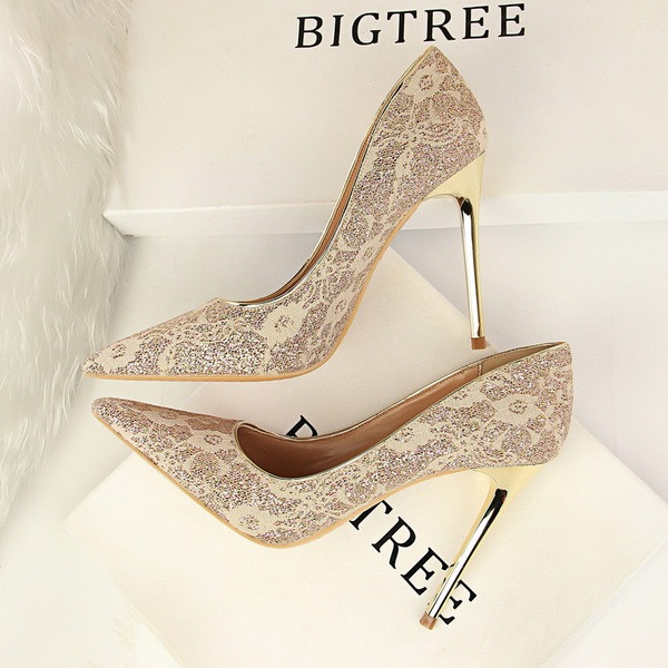 Új modell női cipő hegyes modell magassarkúval