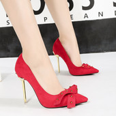 Női velúr cipő szalaggal és fém elemekkel