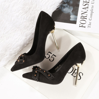 Női velúr cipő szalaggal és fém elemekkel