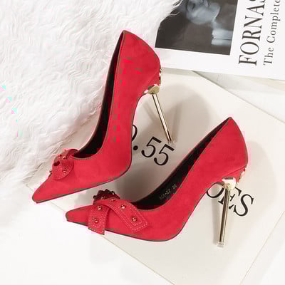 Női velúr cipő szalaggal és fém elemekkel