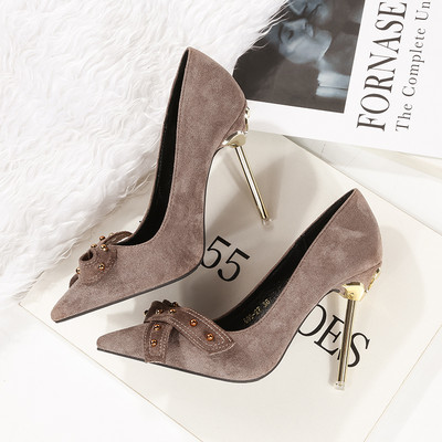 Női velúr cipő szalaggal és fém elemekkel